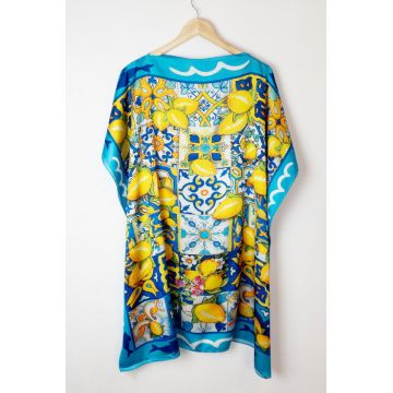 Rochie de plaja tip poncho din matase cu imprimeu mediteranean cu lamai pe alb, galben si albastru