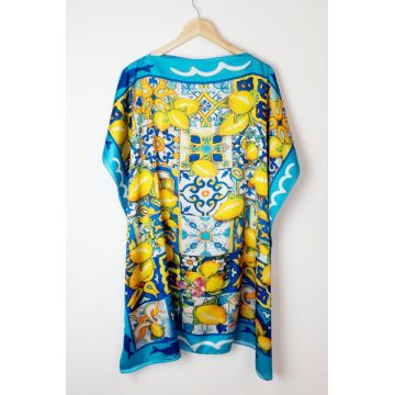 Rochie de plaja tip poncho din matase cu imprimeu mediteranean cu lamai pe alb, galben si albastru