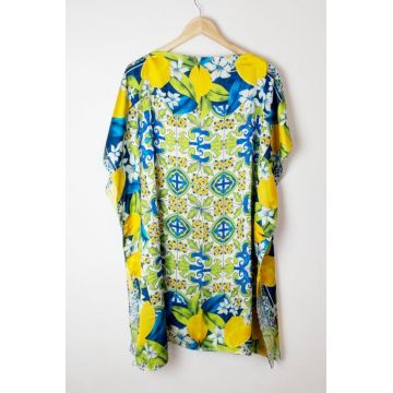 Rochie de plaja tip poncho din matase cu imprimeu mediteranean cu lamai pe alb, verde si albastru