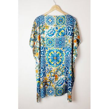 Rochie de plaja tip poncho din matase cu imprimeu model marocan in culori vibrante predominant albastru