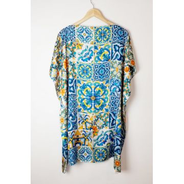 Rochie de plaja tip poncho din matase cu imprimeu model marocan in culori vibrante predominant albastru