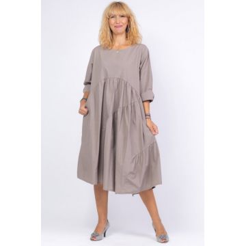Rochie fango, oversize, cu maneca scurta, cu trei volane asimetrice, din poplin satinat