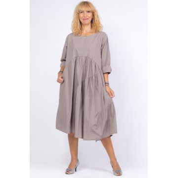Rochie fango, oversize, cu maneca scurta, cu trei volane asimetrice, din poplin satinat