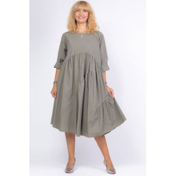 Rochie gri oversize, cu maneca scurta, cu trei volane asimetrice, din poplin satinat