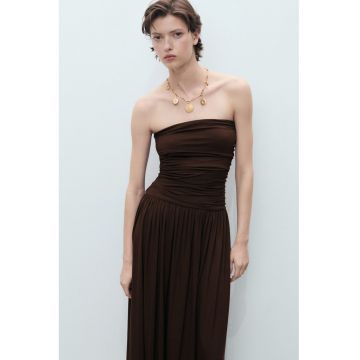 Rochie lunga cu model drapat si decolteu pe umeri