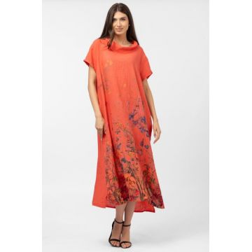 Rochie lunga din in cu guler intors si imprimeu pictural floral pe fond corai
