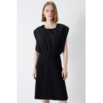 Rochie midi evazata cu decolteu rotund
