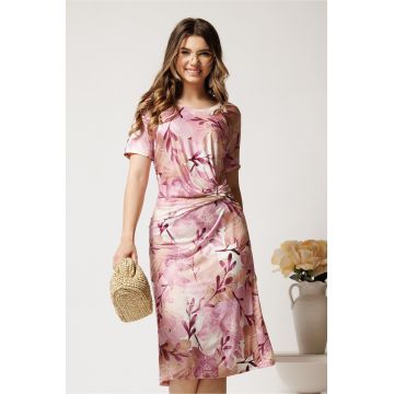 Rochie midi roz cu print bej din lycra cu croi cambrat si catarama in talie