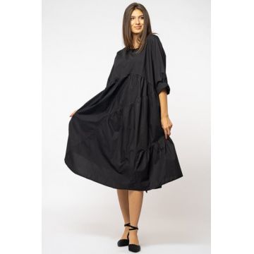 Rochie neagra oversize, cu maneca scurta, cu trei volane asimetrice, din poplin satinat