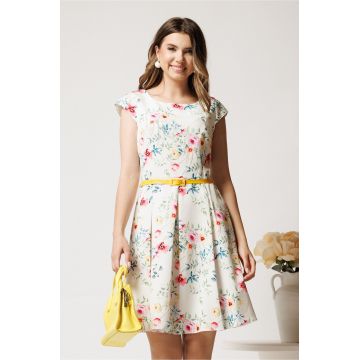 Rochie scurta alba in clos cu flori galbene si curtea in talie