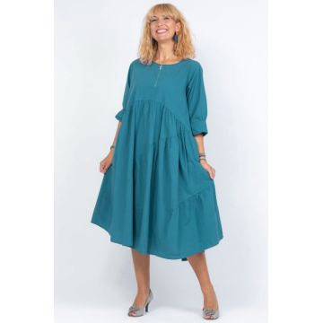 Rochie turcoaz oversize, cu maneca scurta, cu trei volane asimetrice, din poplin satinat