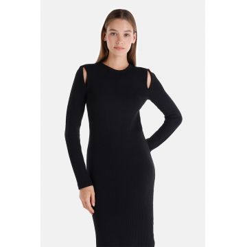 Rochie cu aspect striat si decupaje