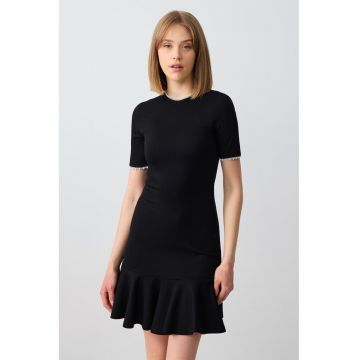 Rochie mini cambrata cu terminatie cu volane