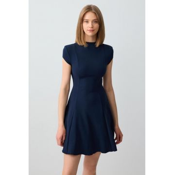 Rochie mini cu croiala in A si decolteu la baza gatului