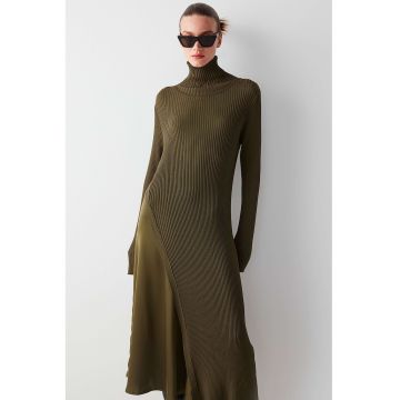Rochie striata cu guler inalt