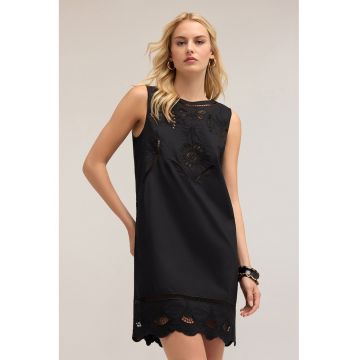 Rochie scurta din dantela cu model crosetat