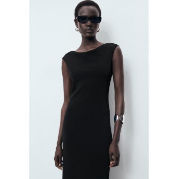 Rochie cu croiala dreapta si decupaj pe partea din spate