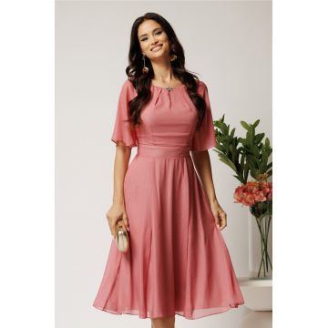 Rochie DY Fashion midi roz din voal in clos cu fir lurex si accesoriu la decolteu
