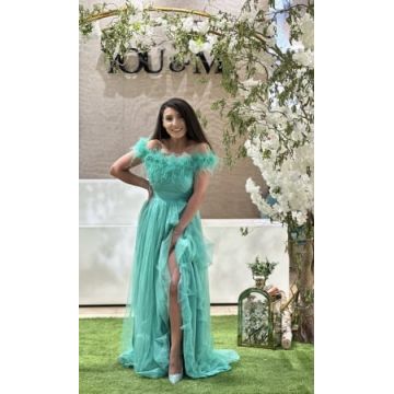 Rochie lunga turcoaz din tulle cu pene