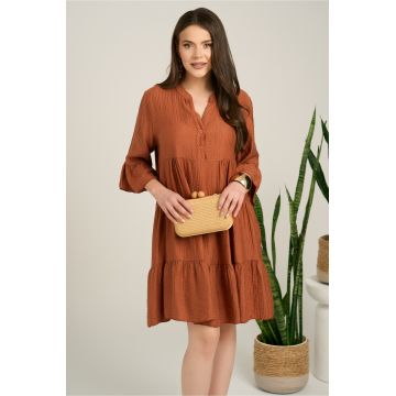Rochie midi maro din tencel creponat cu croi tip A si nasturi la bust