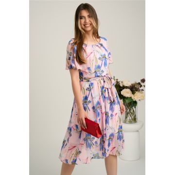 Rochie midi roz din voal cu imprimeuri floreale albastre si cordon in talie