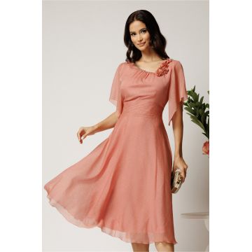Rochie midi roz din voal in clos cu insertii din fir lurex si flori la decolteu- Viada
