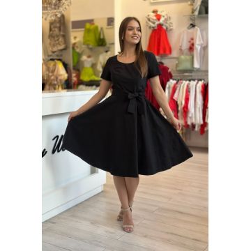 Rochie neagra in clos cu broderie si cordon in talie