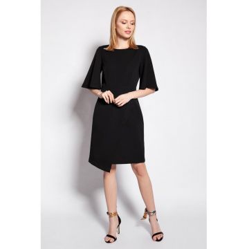 Rochie cu maneci ample si croiala asimetrica -
