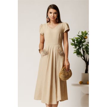 Rochie midi bej din material fluid in clos cu trandafiri pe buzunare