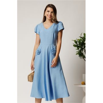 Rochie midi bleu din material fluid in clos cu trandafiri pe buzunare