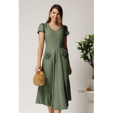 Rochie midi kaki din material fluid in clos cu trandafiri pe buzunare