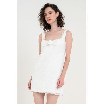 Rochie mini cu detalii brodate cu aplicatie cu funda