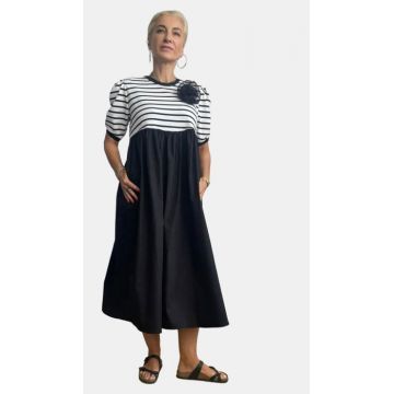 Rochie neagra din poplin de bumbac si jerseu alb cu dungi negre, cu maneca scurta bufanta