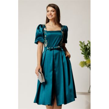Rochie Valeria midi turcoaz din satin cu broderie florala si paiete la bust