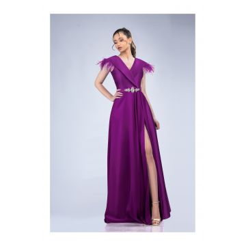 Rochie lunga magenta din tafta cu pene la umeri si strasuri pe talie