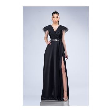 Rochie lunga neagra din tafta cu pene la umeri si strasuri pe talie