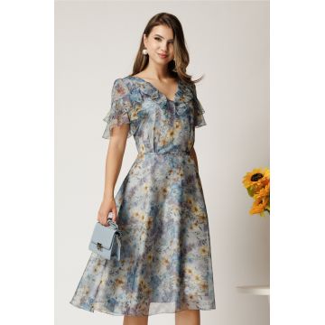 Rochie midi bleu din voal cu floricele albastre in clos cu volanase la bust