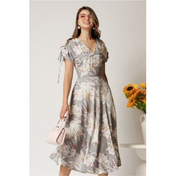 Rochie midi gri din viscoza cu flori albe in clos cu maneci scurte