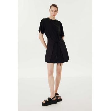 Rochie scurta cu detalii metalice pe decolteu