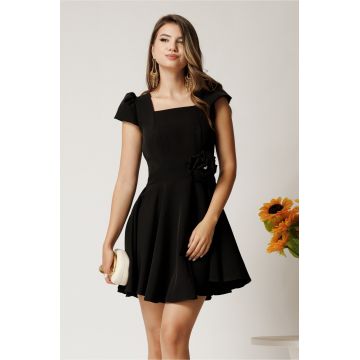 Rochie scurta neagra din stofa in clos cu floare in talie