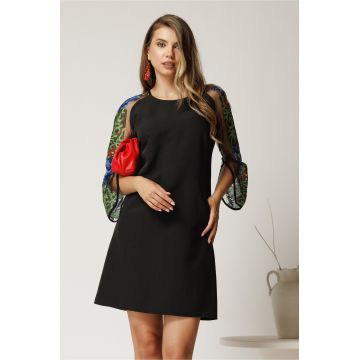 Rochie Andrea scurta neagra din stofa cu croi cambrat si maneci din dantela