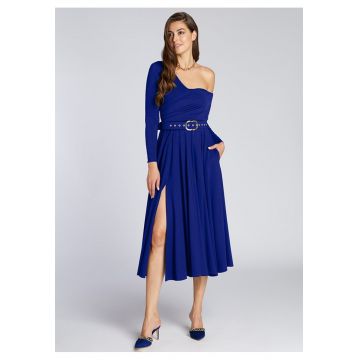 Rochie cu decolteu pe un umar si slit lateral