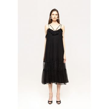 Rochie de matase cu decupaj pe partea din spate