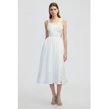 Rochie evazata cu broderie si decupaj pe spate