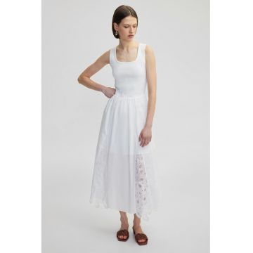 Rochie evazata cu garnituri cu broderie