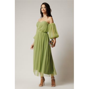 Rochie Luna lunga verde din voal plisat in clos cu umeri goi si maneci bufante