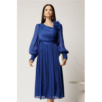 Rochie midi albastra din voal satinat in clos cu floare pe umar
