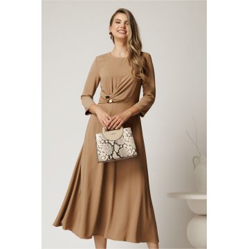 Rochie midi bej din crep in clos cu fronseu si aplicatie metalica in talie