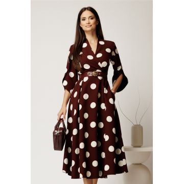 Rochie midi bordo din stofa in clos cu buline mari si curea in talie