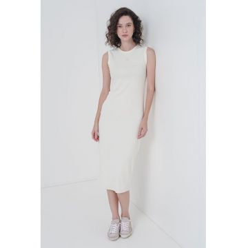 Rochie midi cu croiala dreapta si decolteu la baza gatului